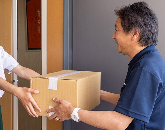 荷物を手渡すスタッフ